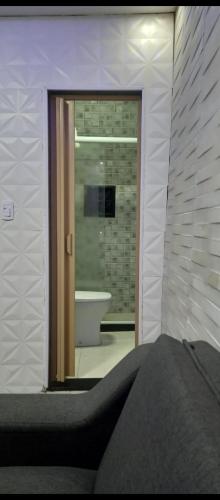 里约热内卢kitnet próximo a praia的客房设有带浴缸的浴室和一张床