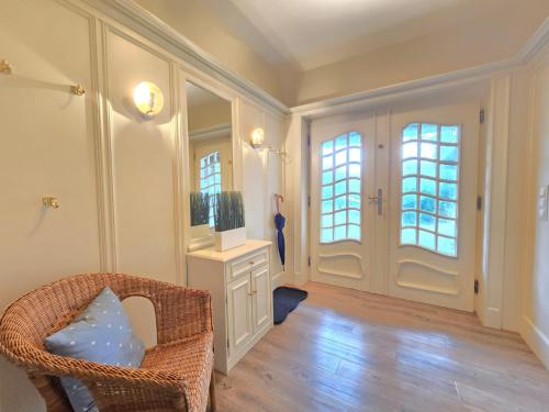 坎彭Ferienhaus Cäcilienhof West的客厅配有柳条椅和镜子