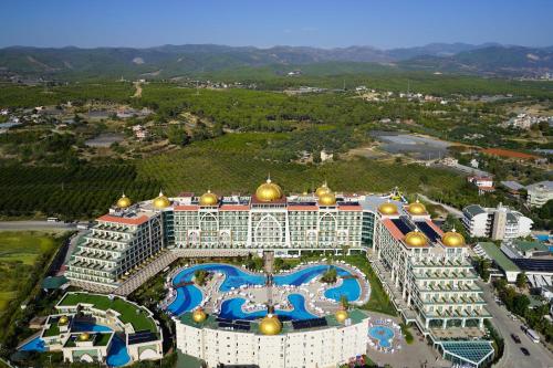 阿拉尼亚Alan Xafira Deluxe Resort & Spa-ULTRA ALL INCLUSIVE的享有带游泳池的度假村的空中景致