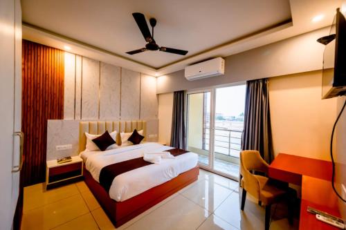 普里Goroomgo Shree Gajanana Puri Near Sea Beach - Lift Facilities - Best Selling的一间卧室设有一张床和一个大窗户