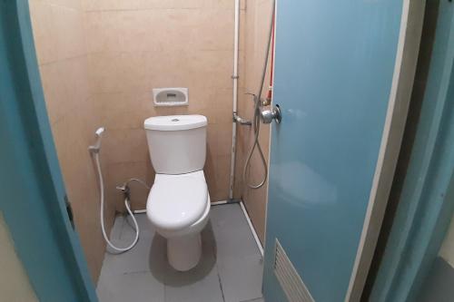 RantauOYO 93775 Nilam Guest House的一间带卫生间和淋浴的小浴室