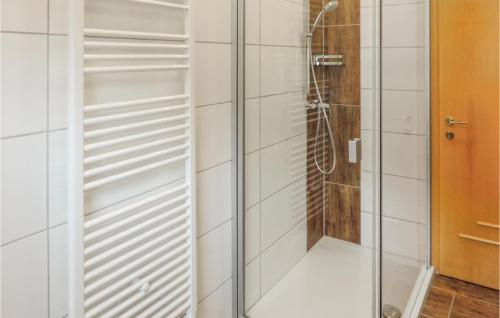 上柯尼希山麓米尔巴赫Beautiful Apartment In Mhlbach Am Hochknig With Kitchen的浴室铺有白色瓷砖,设有淋浴。