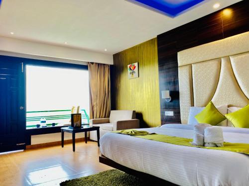 西姆拉Aachman Nature Valley Resort Shimla的一间带大床的卧室和一间客厅