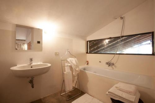 Grazzano Badoglio卡希纳罗莎住宿加早餐酒店的浴室配有盥洗盆和浴缸。
