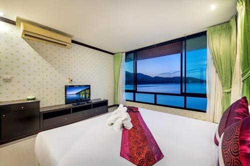 卡农拉查Spa度假酒店的一间卧室设有一张大床和一个大窗户