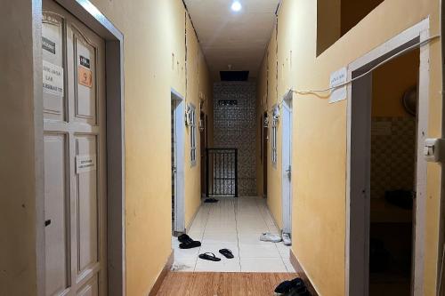 Laleng-balandaeOYO 93756 Qq Kost的一间房间地板上空的走廊,有鞋