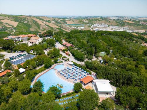 圣马力诺Glamping San Marino的享有度假村游泳池的顶部景致