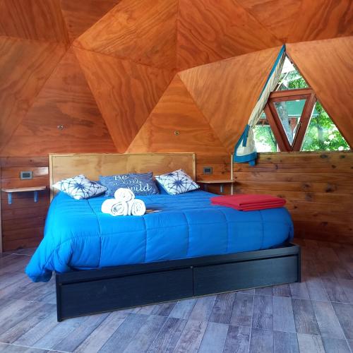 普埃洛湖Puelo EnDomos的木天花板的客房内的一张床位