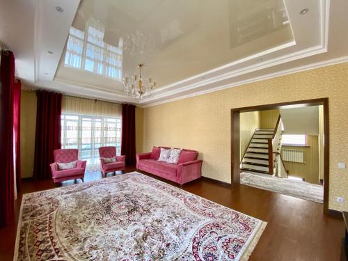 阿拉木图Askarov House的客厅配有红色的沙发和镜子