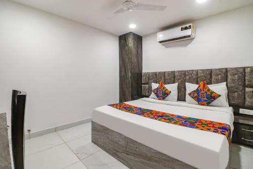 新德里FabExpress Super 8 Residency的一间卧室配有一张大床和空调