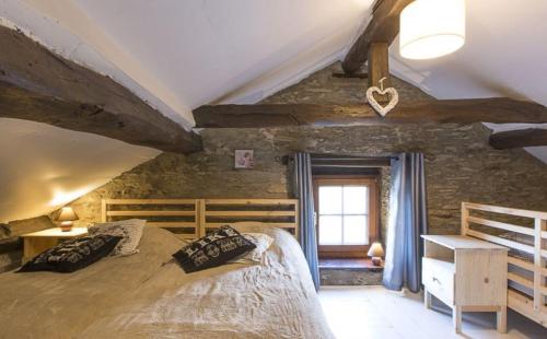 GouvyLe Cottage du Roy的一间卧室设有一张大床和一个窗户。