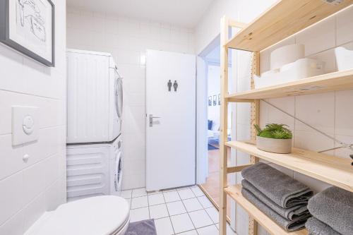 布兰肯费尔德Nice Apartment in Blankenfelde-Mahlow的一间带冰箱和卫生间的小浴室