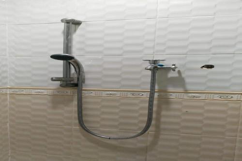 RantauOYO 93774 Khaira Kos Dan Penginapan的带淋浴的浴室
