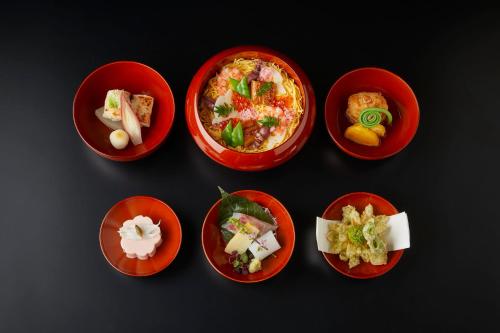 东京东京丽思卡尔顿酒店的一组四个红色碗,装满了食物
