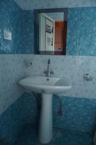 Manali Mountain Resort的一间浴室