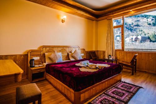 Manali Mountain Resort客房内的一张或多张床位