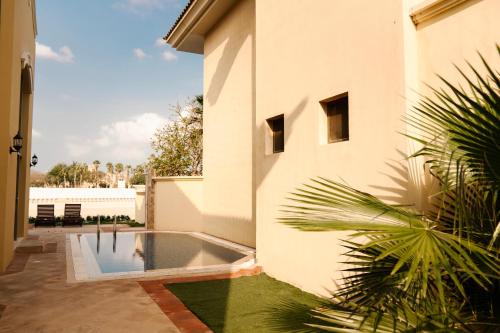 迪拜The Atlantis Hotel View, Palm Family Villa, With Private Beach and Pool, BBQ, Front F的一座房子,旁边设有游泳池
