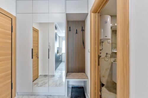 兹拉蒂博尔Apartman Hanah Vip Bogic的一间拥有白色墙壁和玻璃门的浴室