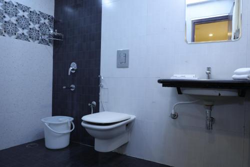 帕拉尼HOTEL SR的一间带卫生间和水槽的浴室