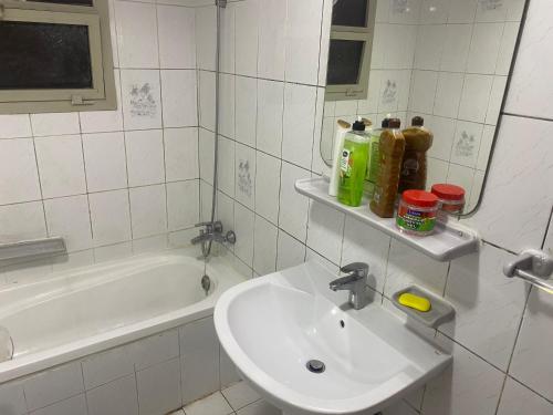 阿布扎比Dream valley hostel的白色的浴室设有水槽和浴缸。
