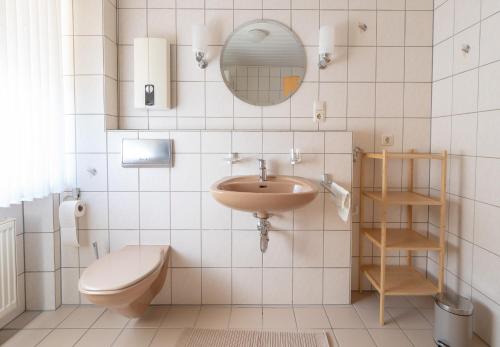 NiedermennigHaus Elfriede的一间带水槽、卫生间和镜子的浴室