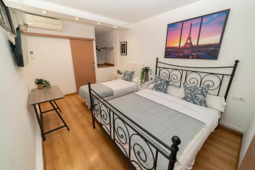 巴塞罗那Barcelona Apartment Near Park Güell的一间卧室设有两张床,享有艾菲尔铁塔的景色。