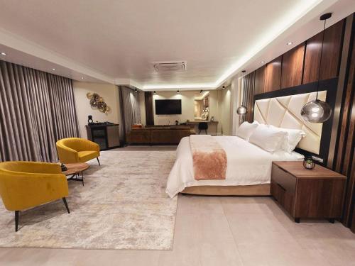 BedfordviewVilla Reis - The Villa of Kings的酒店客房设有一张大床和一台电视。