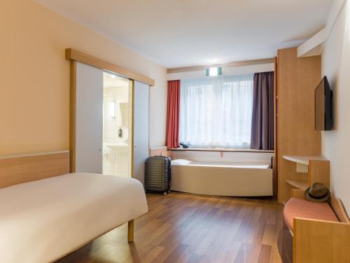 斯图加特斯图加特市中心宜必思酒店的酒店客房配有一张床和浴缸。