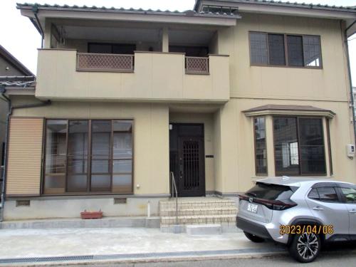 富山Private inn “Come! Akae House” - Vacation STAY 61227v的停在房子前面的汽车
