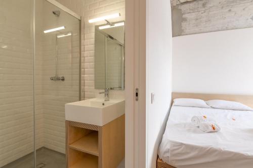 里斯本StudentVille Central的一间带床、水槽和淋浴的浴室