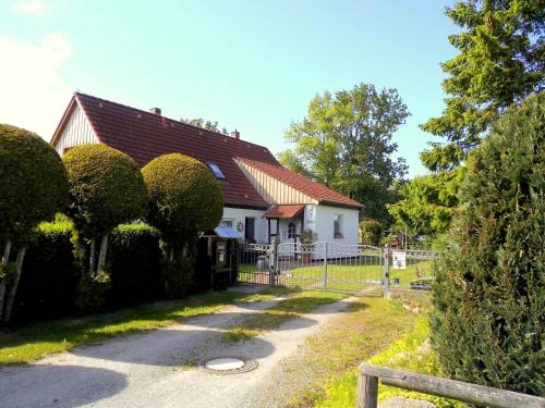 KluisBungalow und Ferienwohnung auf Rügen的前面有围栏的房子