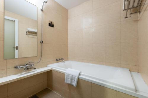 无锡无锡柏雅居东和苑全套房酒店公寓的带浴缸、水槽和镜子的浴室
