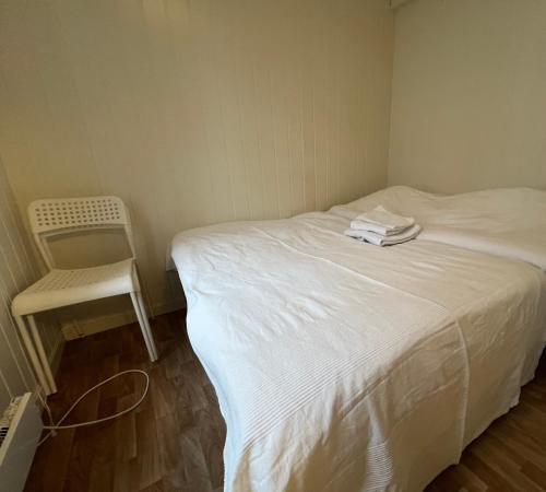 滕斯贝格MyCondo no - Snorres Gt 4b apt 3的一间小卧室,配有白色的床和椅子