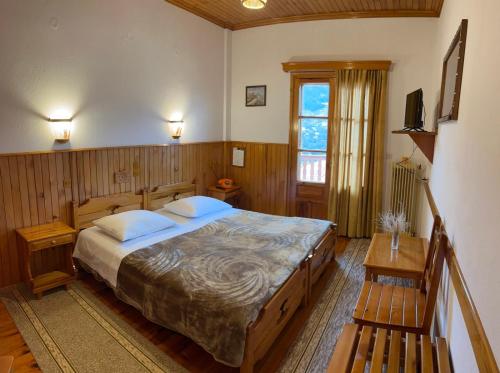 美特索文HOTEL MARI Metsovo的一间卧室,卧室内配有一张大床