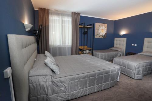 圣若里奥塞姆诺兹客栈的一间卧室设有两张床,拥有蓝色的墙壁。