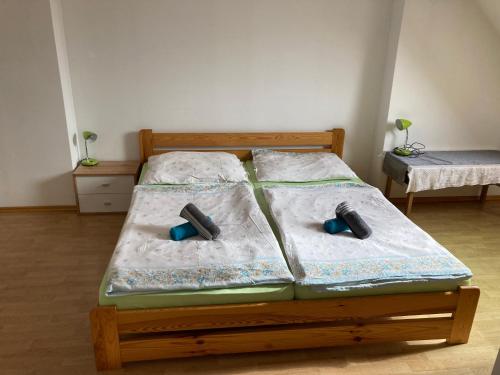 新赫拉迪ubytování u Hradu的卧室设有两张单人床和两个枕头