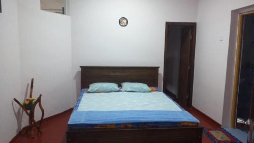 卡卢特勒Kuchi Villa的一间卧室配有一张带木制床头板的床