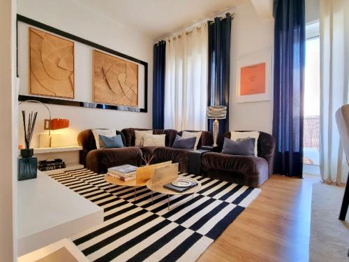 琳达阿韦立亚Epic Design: Unforgettable Stay的带沙发和地毯的客厅