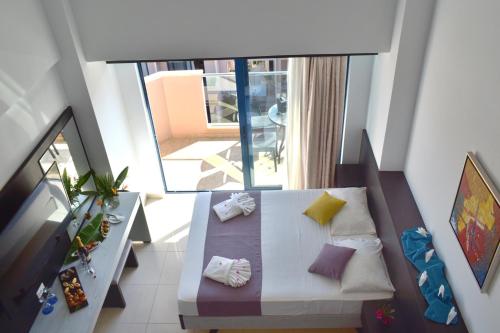 埃亚玛琳娜奈奇多Galini Sea View的客房享有高空的景致,设有1张床和1个阳台。