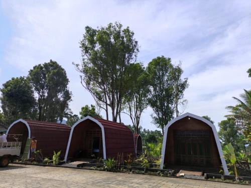 SidomuktiIndah Damai Cottages的两座树屋