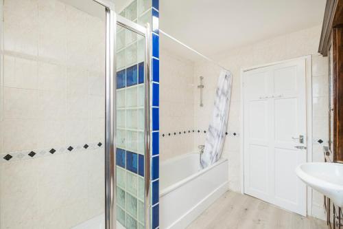 雷纳姆Heads-On-Beds Rainham Essex - 4Bedrooms with Garden的带淋浴和盥洗盆的浴室