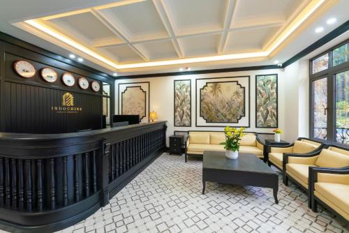 宁平Indochine Boutique Hotel Ninh Bình的大堂设有带沙发和桌子的等候室