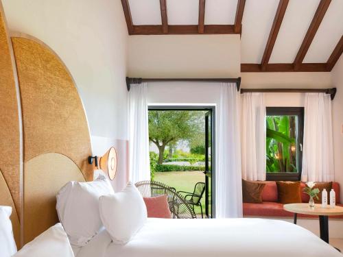索托格兰德SO/ Sotogrande Spa & Golf Resort Hotel的一间卧室设有一张床和一间客厅。