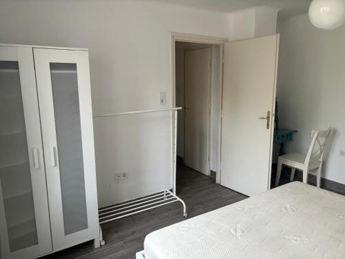 鲍洛通塞迈什Balatonszemes small House的一间卧室配有一张床、一个衣柜和一把椅子