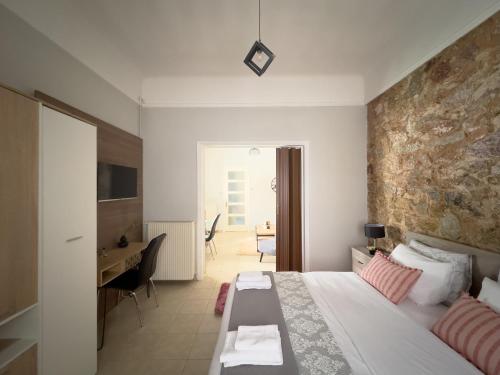 雅典Cozy Home with Yard & Cottage Charm in Athens的一间卧室配有一张床和一张书桌