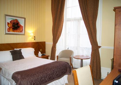波马利斯宝其利酒店的酒店客房设有床和窗户。