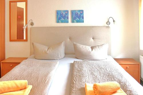 吕本瑙Pension An der Kamske DZ 1的卧室配有白色的床和2个枕头