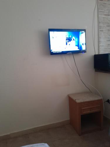 赫尔格达Wesam property的挂在白色墙壁上的平面电视