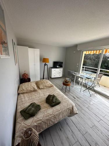 阿卡雄Appartement centre Arcachon的一间卧室配有一张带两个绿色枕头的床
