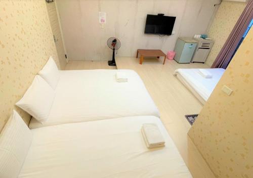 Hsia-shih-pi逢甲馨宿的客房设有两张床和一台平面电视。